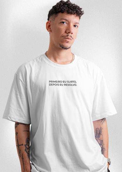 Camiseta "Primeiro eu surto, depois eu resolvo"