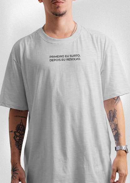 Camiseta "Primeiro eu surto, depois eu resolvo"