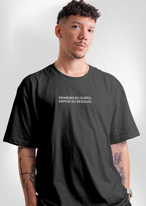 Camiseta "Primeiro eu surto, depois eu resolvo"