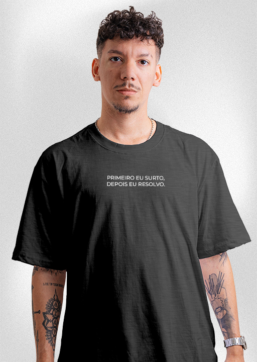 Camiseta "Primeiro eu surto, depois eu resolvo"