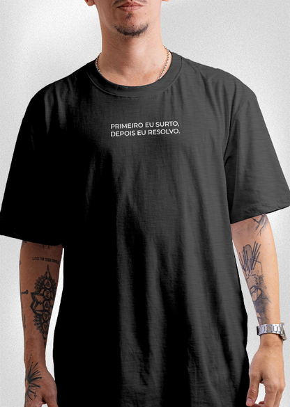 Camiseta "Primeiro eu surto, depois eu resolvo"