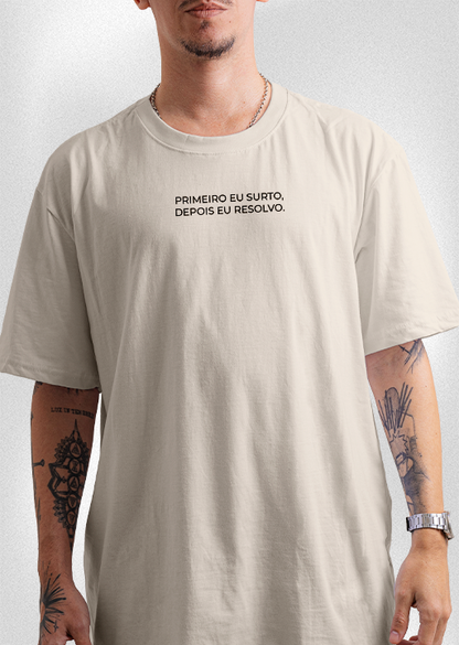 Camiseta "Primeiro eu surto, depois eu resolvo"