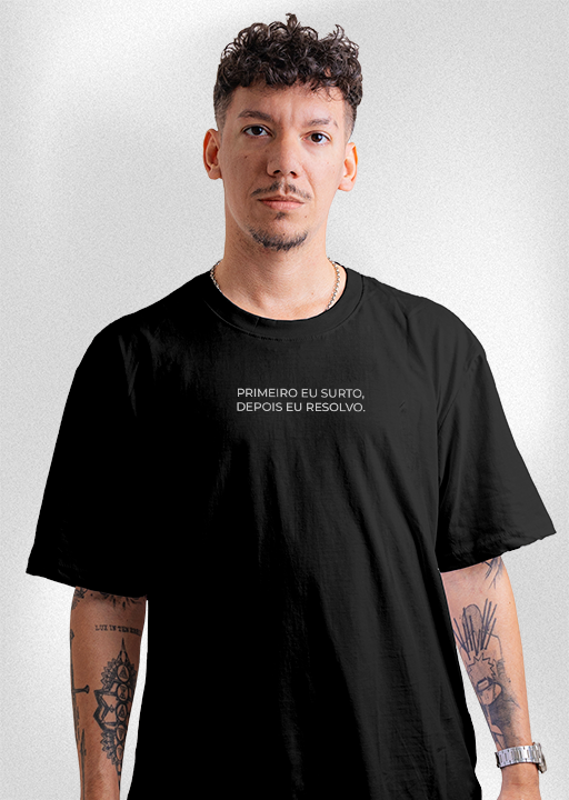 Camiseta "Primeiro eu surto, depois eu resolvo"