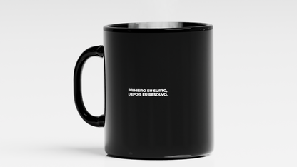 Caneca "Primeiro eu surto, depois eu resolvo."