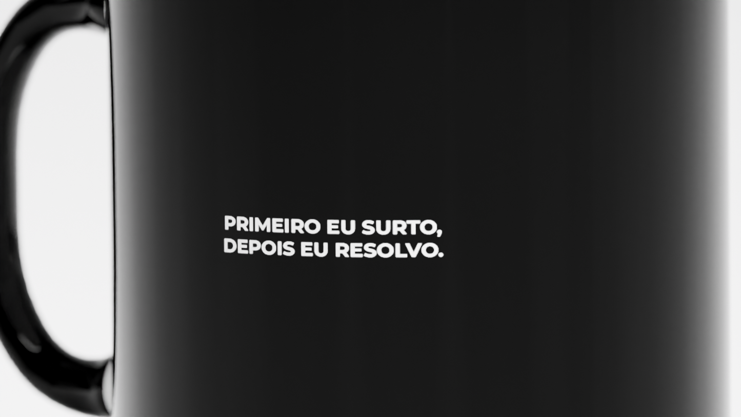 Caneca "Primeiro eu surto, depois eu resolvo."