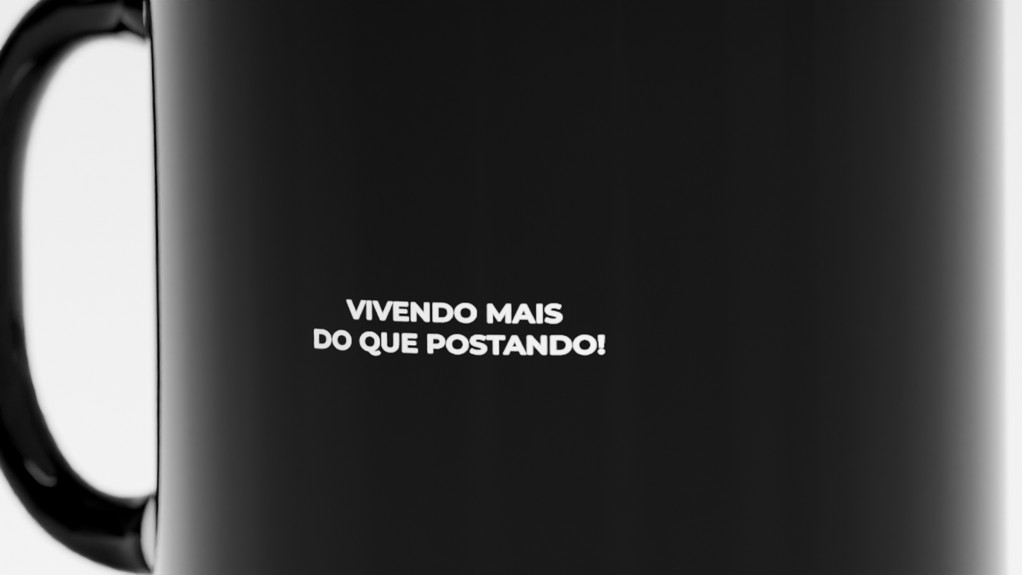 Caneca "Vivendo mais do que postando!"