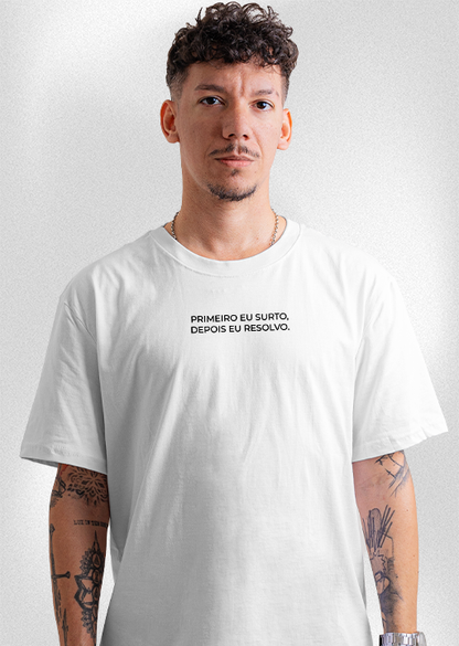 Camiseta Oversized "Primeiro eu surto, depois eu resolvo"