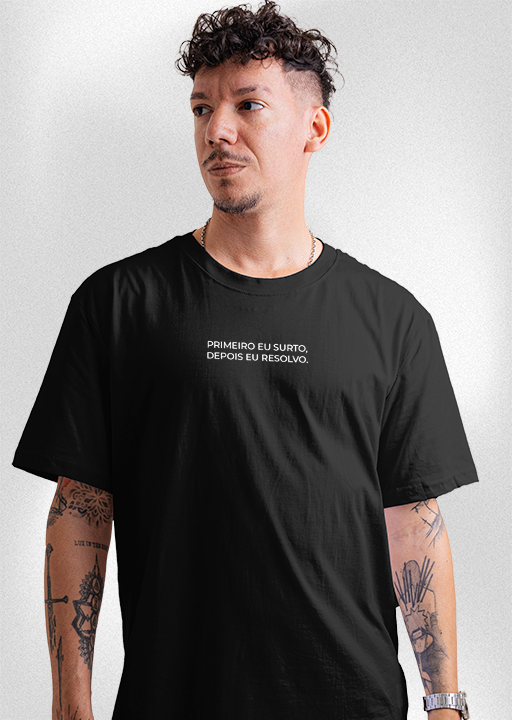 Camiseta Oversized "Primeiro eu surto, depois eu resolvo"