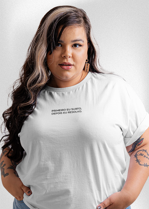 Camiseta Plus Size "Primeiro eu surto, depois eu resolvo"