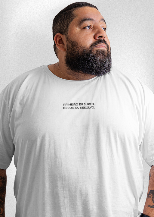 Camiseta Plus Size "Primeiro eu surto, depois eu resolvo"