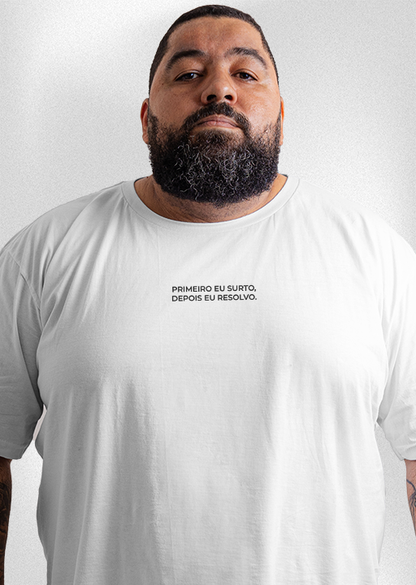 Camiseta Plus Size "Primeiro eu surto, depois eu resolvo"