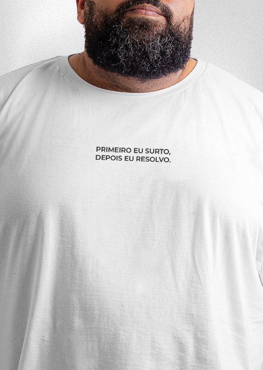 Camiseta Plus Size "Primeiro eu surto, depois eu resolvo"