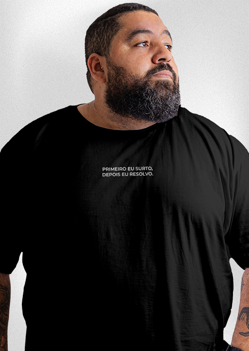 Camiseta Plus Size "Primeiro eu surto, depois eu resolvo"