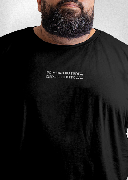 Camiseta Plus Size "Primeiro eu surto, depois eu resolvo"